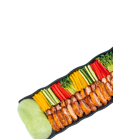 다양한 채소와 함께 플레이팅된 치킨 메뉴