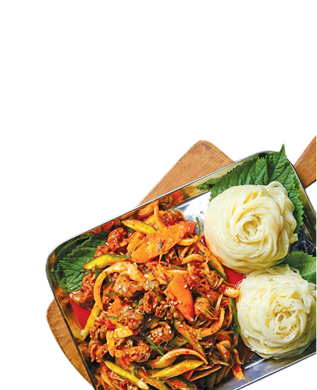 볶음 요리와 채소가 어우러진 풍미메뉴