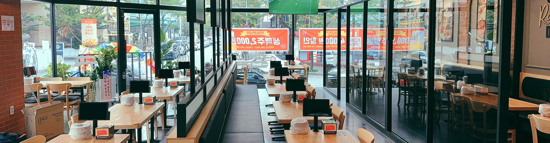 누구나홀딱반한닭 매장 내부 전경